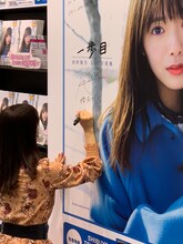 ポスターにサインをする田村保乃。