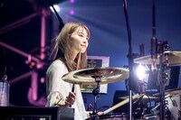 RINA（Dr, Vo）（撮影：ヤオタケシ）