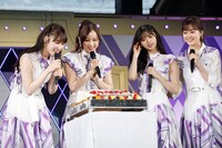 バースデーケーキを前に笑顔になる乃木坂46メンバー。