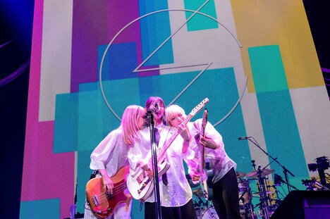 「SCANDAL 15th ANNIVERSARY LIVE『INVITATION』」の様子。（撮影：ヤオタケシ）