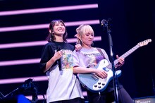 アンコールのHARUNA（Vo, G）とMAMI（G, Vo）。（撮影：ヤオタケシ）