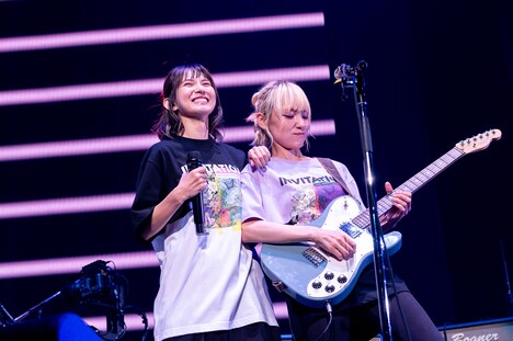 アンコールのHARUNA（Vo, G）とMAMI（G, Vo）。（撮影：ヤオタケシ）