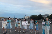 新曲「イヤフォン・ライオット」の総再生回数を発表するエビ中。