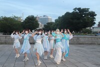 「イヤフォン・ライオット」のダンスパフォーマンスを披露するエビ中。