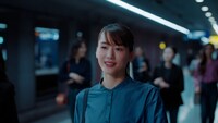 テレビCM「LifeとWear / WOMENジーンズ地下鉄篇」より。