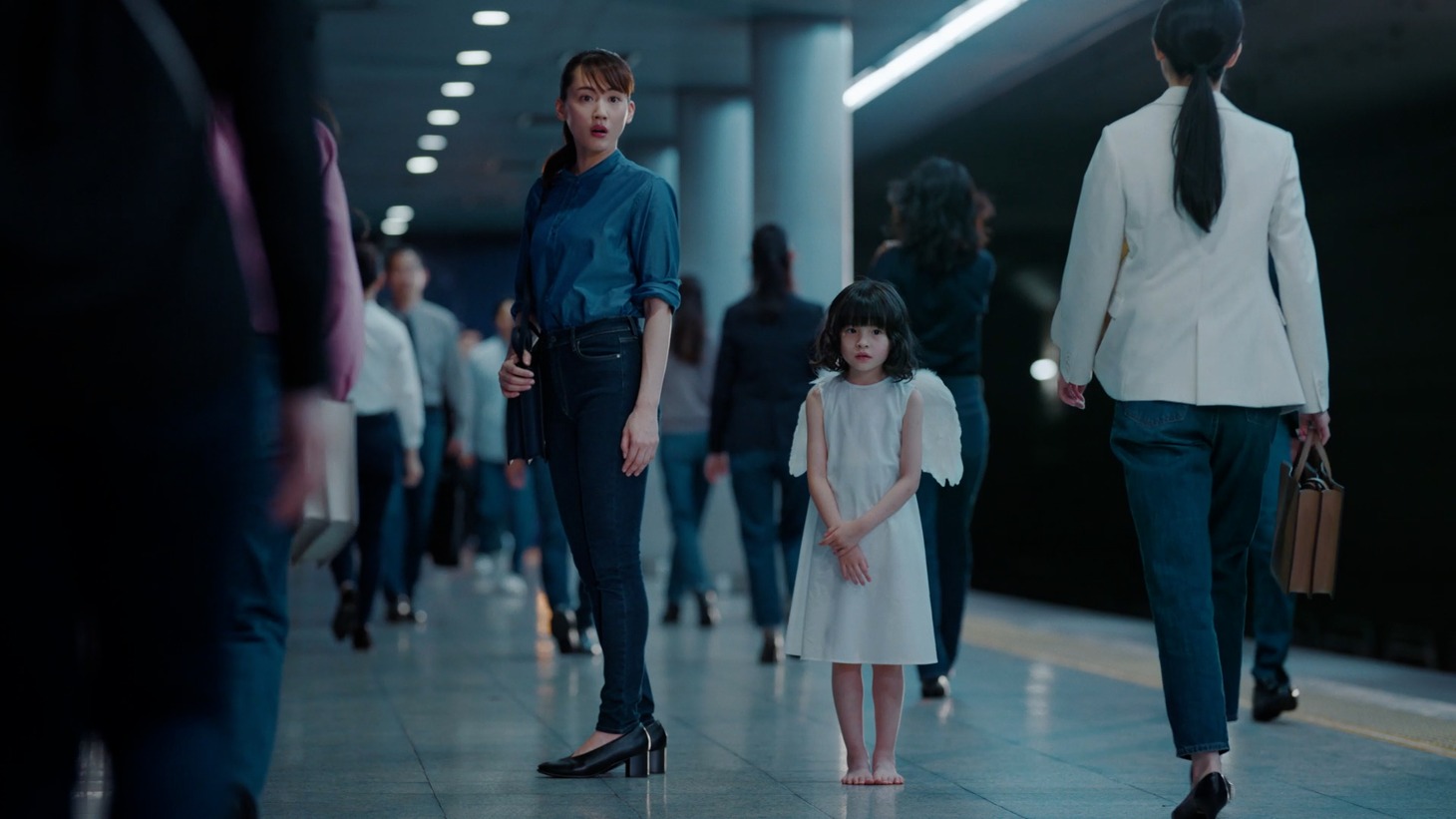 テレビCM「LifeとWear / WOMENジーンズ地下鉄篇」より。