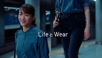 テレビCM「LifeとWear / WOMENジーンズ地下鉄篇」より。