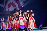 「逃げ水」を披露する乃木坂46。