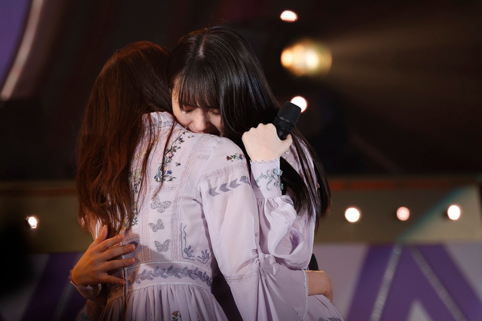 抱き合う大園桃子と齋藤飛鳥。
