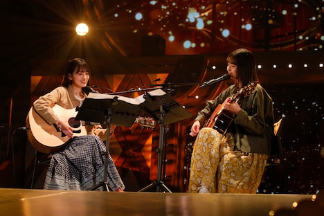 左から大園桃子、遠藤さくら。