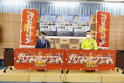 左から西川貴教(T.M.Revolution)、三日月大造滋賀県知事。