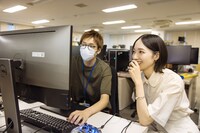 まじまじとモニターを覗き込むのっちさん。