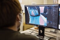 拡大したカイネの衣装。