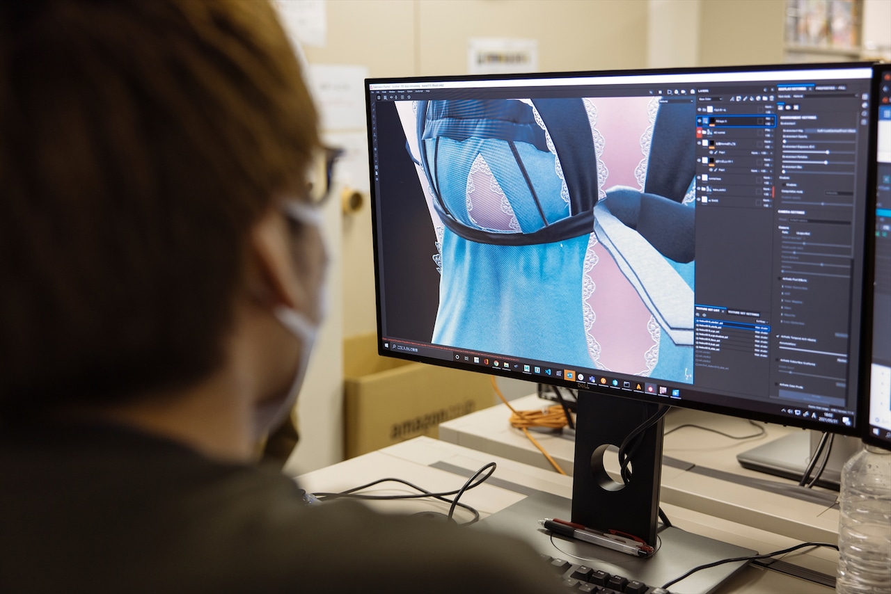 拡大したカイネの衣装。