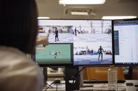 映像内で迫真のアクションを見せるモーションアクターたち。