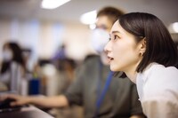 興味深げに演技を観るのっちさん。