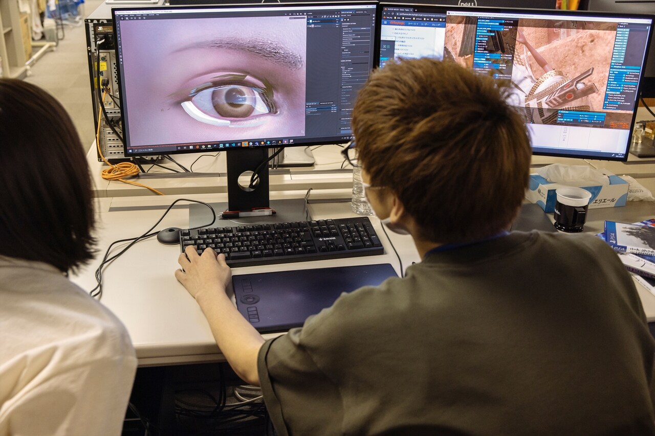 瞳を拡大するとフィールドの景色が映っています。