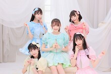 Luce Twinkle Wink☆の最新アーティスト写真。中央が新面バーの小泉かのん。