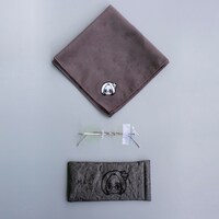 「柴田の2ポ」と田中かえのイラストがあしらわれたパッケージ、眼鏡拭き。