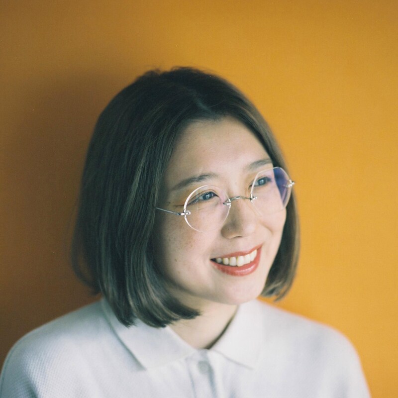 「柴田の2ポ」を着用した柴田聡子。