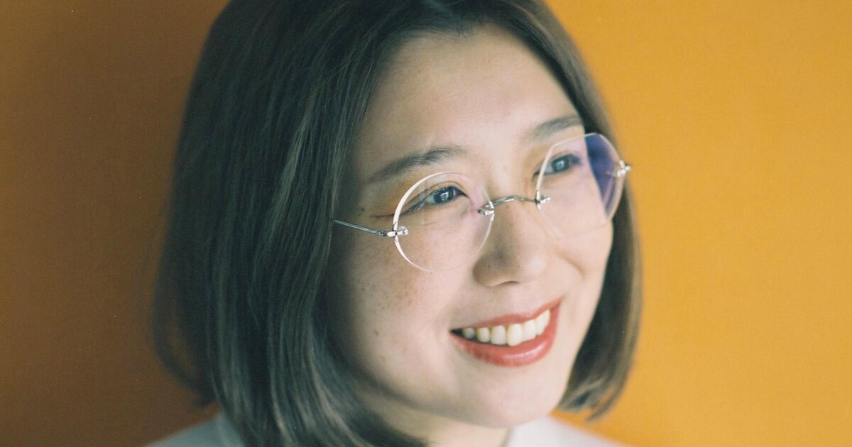 柴田聡子のオリジナル眼鏡フレーム発売、丸と六角形のアシンメトリーな 