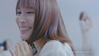テレビCM「花王 エッセンシャル Essential THE BEAUTY  髪のキメ美容シリーズ 宣言篇」より。