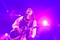 長屋晴子（Vo, G）（撮影：ハヤシマコ）