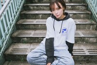 AZKi「AZKi 8th LiVE『Rewind & Reunion』」グッズの着用イメージ。