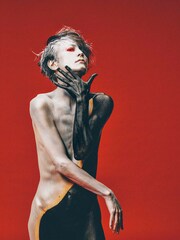 メリーが差別的表現の指摘受けアー写差し替え、配慮不足を謝罪