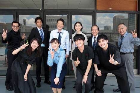 緑黄色社会（手前）とドラマ「緊急取調室」の出演者たち（奥）。(c)テレビ朝日