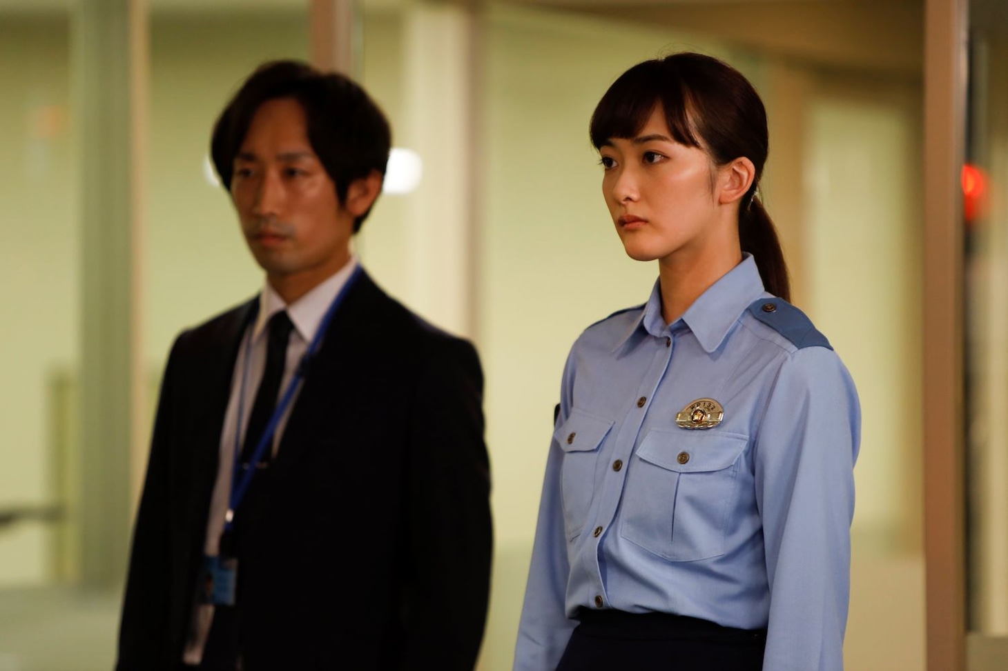 ドラマ「緊急取調室」に出演する長屋晴子（右）。(c)テレビ朝日