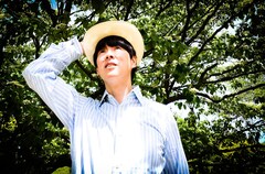 カジヒデキの新曲は今年の夏だからこそ作れた“カジ流サマーポップ”、オリジナルブレンド付き商品も販売