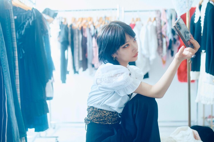 かてぃのドキュメンタリーブックより先行カット公開 ミステリアスな私生活をのぞける自宅写真も 音楽ナタリー