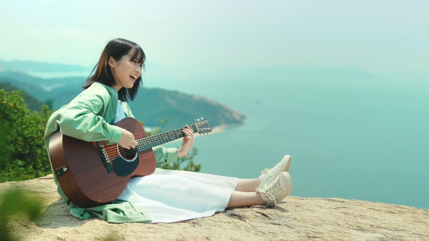 SUENAGA GroupテレビCM「弾き語り篇」より。