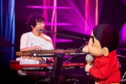左から長谷川大喜（Key, Cho）、クレヨンしんちゃん。（撮影：酒井ダイスケ）