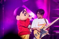 左からクレヨンしんちゃん、高野賢也（B, Cho）
。（撮影：酒井ダイスケ）