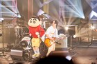 マカロニえんぴつがしんちゃんの地元でライブ、「オラはにんきもの」をサプライズ披露