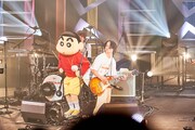 マカロニえんぴつがしんちゃんの地元でライブ、「オラはにんきもの」をサプライズ披露