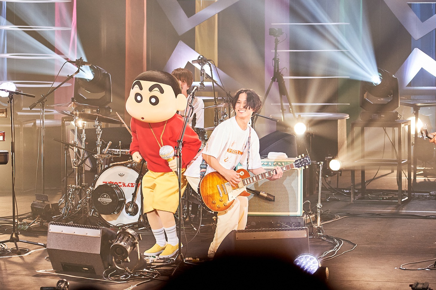 左からクレヨンしんちゃん、はっとり（Vo, G）。（撮影：酒井ダイスケ）