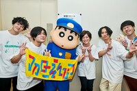 「マカロックツアーEXTRA in 春日部 ～しんちゃんも遊びに来るゾ！オラたちとおしり合いになってクレヨン♡篇～」の楽屋裏での記念写真。（撮影：酒井ダイスケ）