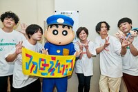 「マカロックツアーEXTRA in 春日部 ～しんちゃんも遊びに来るゾ！オラたちとおしり合いになってクレヨン♡篇～」の楽屋裏での記念写真。（撮影：酒井ダイスケ）