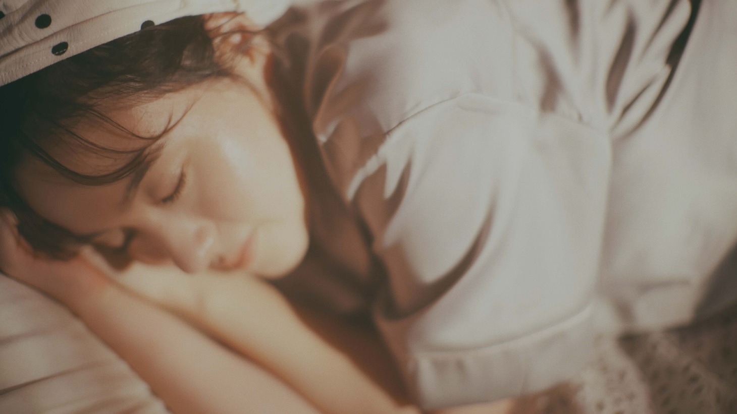武藤彩未「SHOWER」ミュージックビデオより。