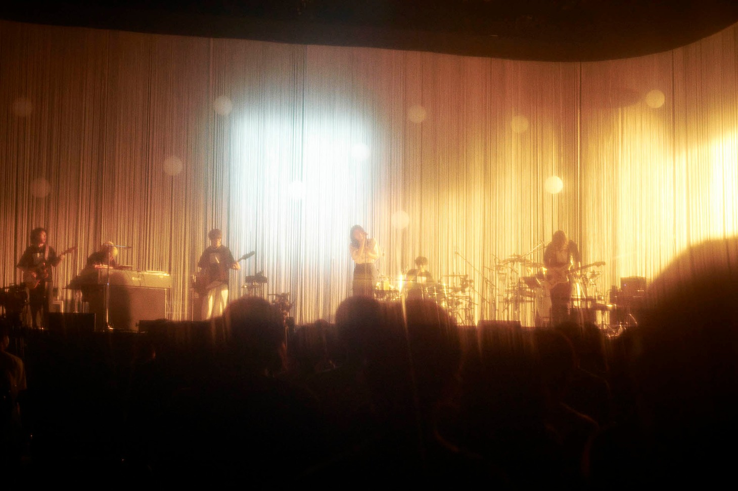 「adieu First Live 2021 -à plus-」の様子。