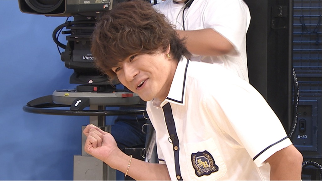 山崎弘也（アンタッチャブル）の「来るー！」ポーズをする森本慎太郎（SixTONES）。(c)日本テレビ