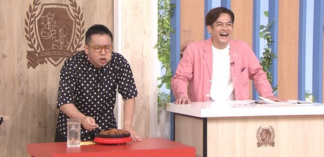 “粉もの”クイズを出題する、なすなかにし (c)日本テレビ