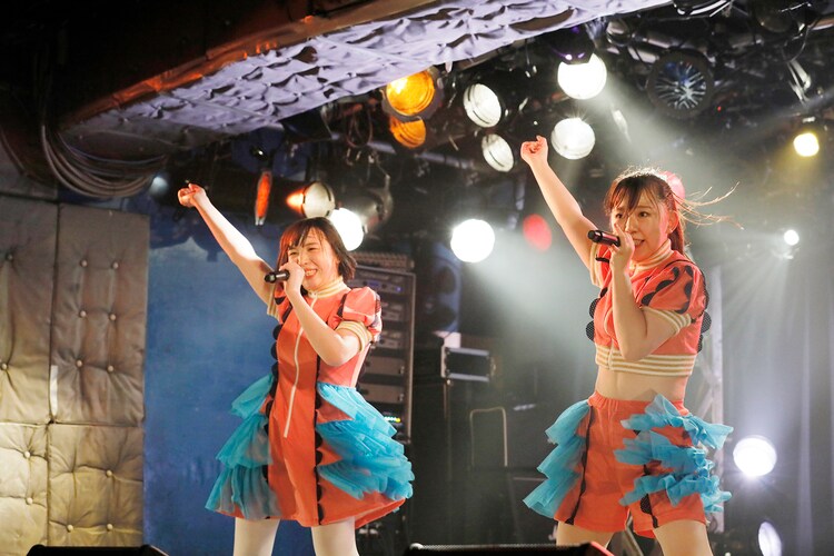もう2年？まだ2年？ビックリするほど仲良しな2人のSAKA-SAMA、新衣装でドッカーン！と新曲初披露（ライブレポート / 写真11枚） - Vimarsana News
