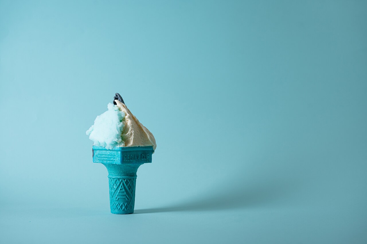 めずらしいブルーのコーンも人気。