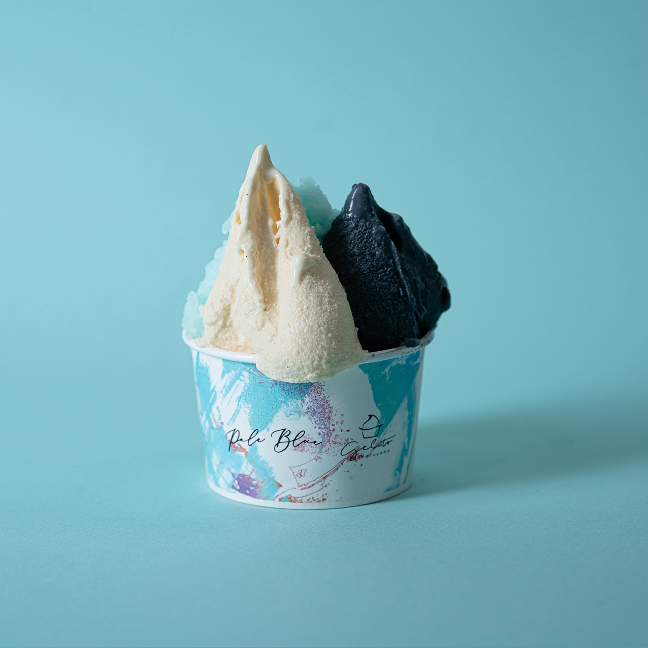 「Pale Blue」ロゴの入ったカップは記念に持ち帰る人の姿も。