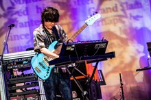 楢﨑誠（B, Sax）（撮影：溝口元海［be stupid］）