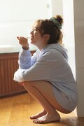 渡辺みり愛1st写真集「消極的な華やかさ」より、第10弾の先行カット。（撮影：彦坂栄治）